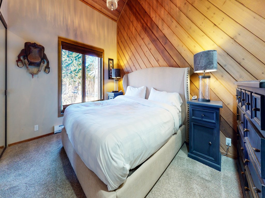 Snowcreek III 415 Gorgeous Mountain Views, Remodeled with Washer Dryer Vacation Rental in Mammoth Lakes - RedAwning