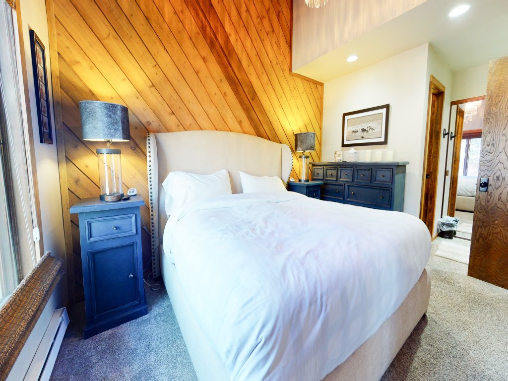 Snowcreek III 415 Gorgeous Mountain Views, Remodeled with Washer Dryer Vacation Rental in Mammoth Lakes - RedAwning