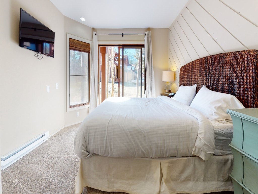 Snowcreek III 415 Gorgeous Mountain Views, Remodeled with Washer Dryer Vacation Rental in Mammoth Lakes - RedAwning