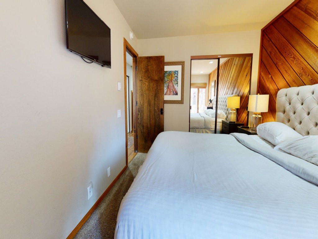 Snowcreek III 415 Gorgeous Mountain Views, Remodeled with Washer Dryer Vacation Rental in Mammoth Lakes - RedAwning