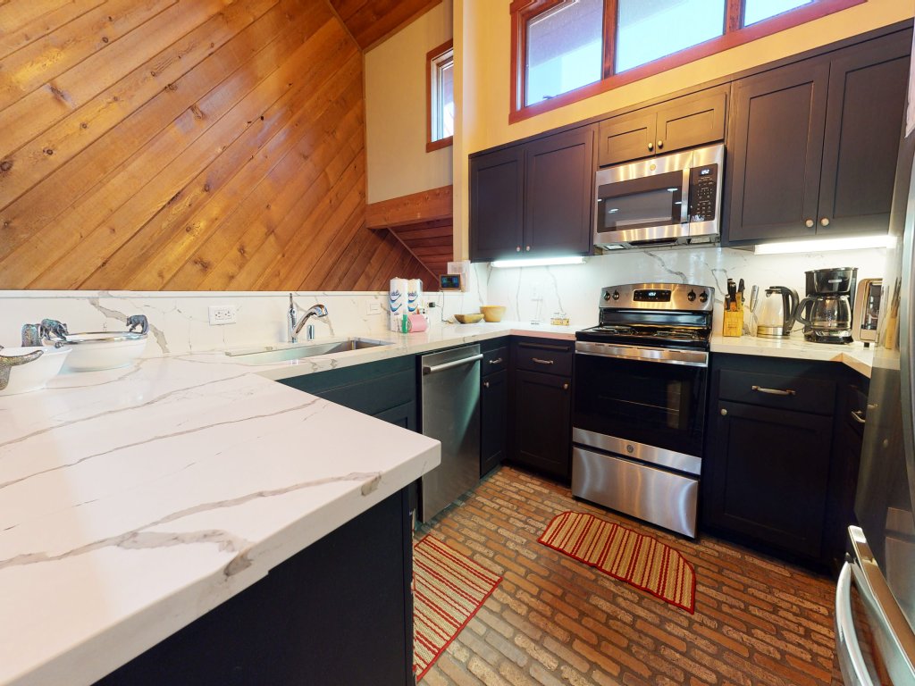 Snowcreek III 415 Gorgeous Mountain Views, Remodeled with Washer Dryer Vacation Rental in Mammoth Lakes - RedAwning