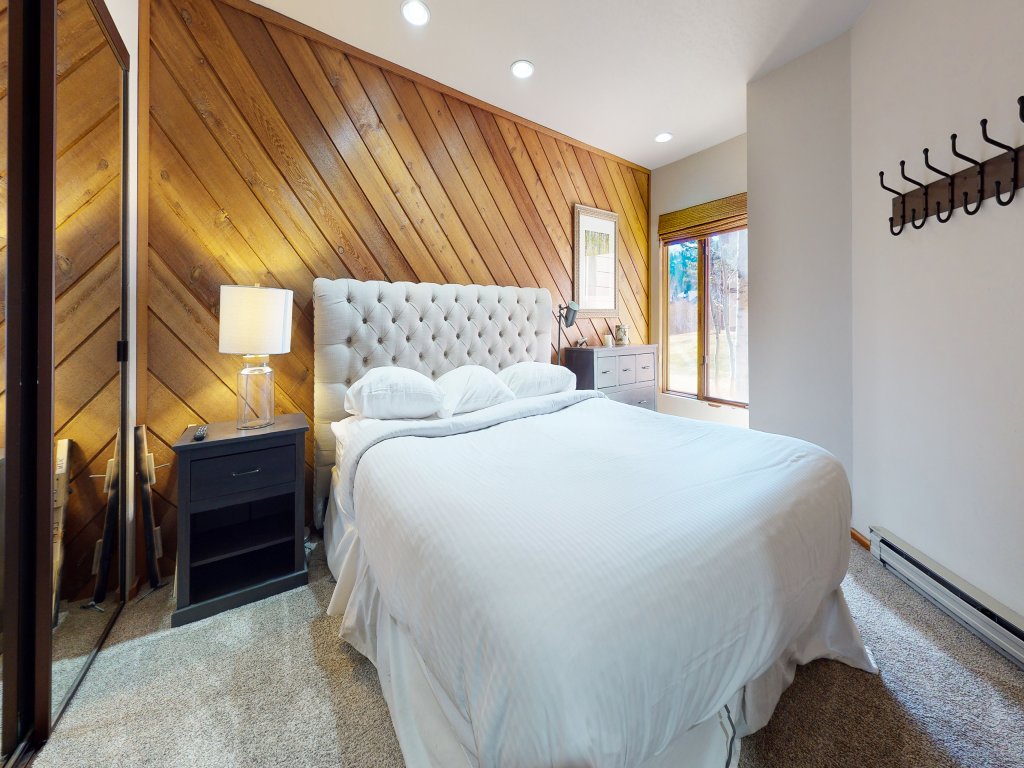 Snowcreek III 415 Gorgeous Mountain Views, Remodeled with Washer Dryer Vacation Rental in Mammoth Lakes - RedAwning