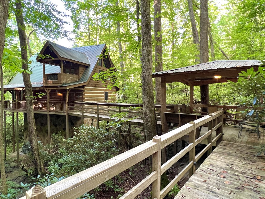 Streamsong Secluded Creek View Cabin with Hot Tub and Pool Table Vacation Rental in Sevierville - RedAwning