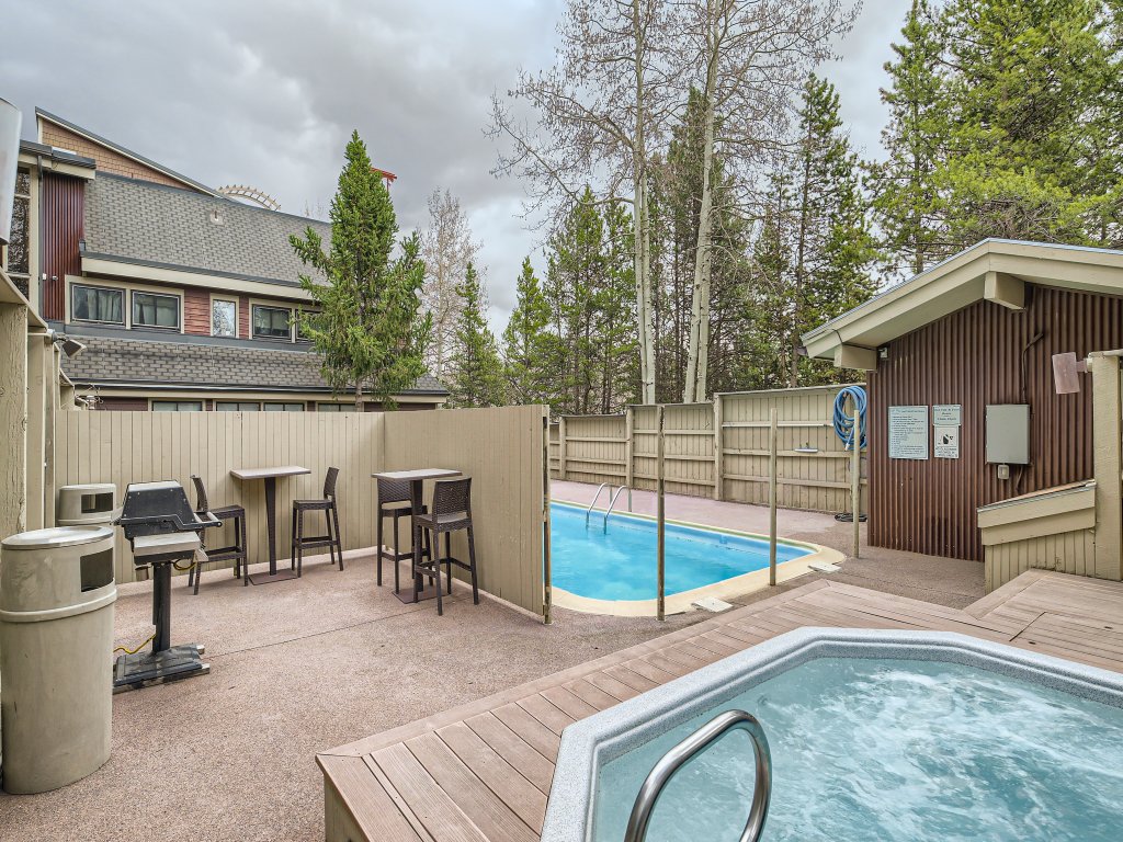 Spacious 2-level Ski Hill 8 Condo Walk to Gondola Vacation Rental in Breckenridge - RedAwning
