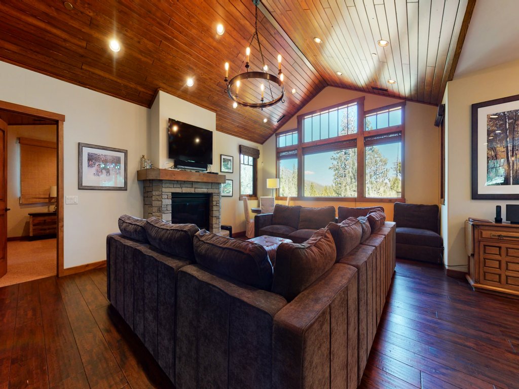 Graystone 2110 5-Star Luxury House with Private Jacuzzi and Double Garage Vacation Rental in Mammoth Lakes - RedAwning