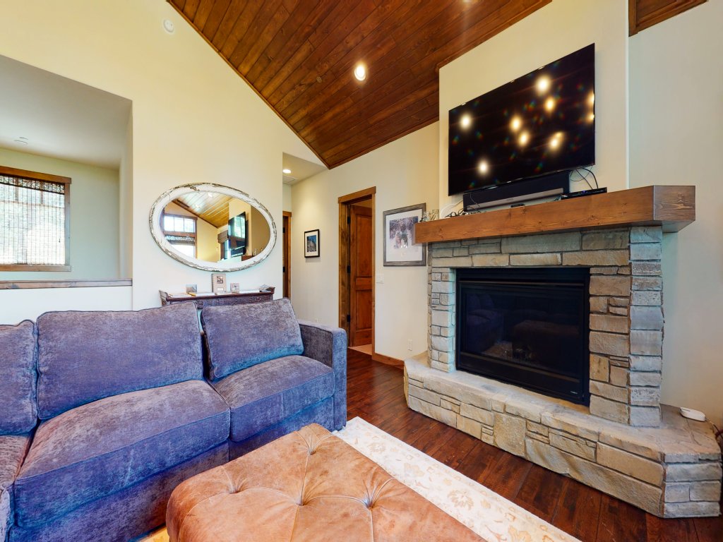 Graystone 2110 5-Star Luxury House with Private Jacuzzi and Double Garage Vacation Rental in Mammoth Lakes - RedAwning