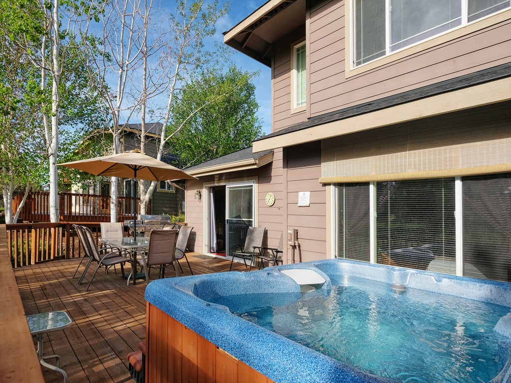 Luxe Fairway Townhouse With Private Hot Tub Redawning