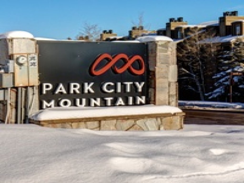 Main Street Lookout Walk Everywhere Mountain Views Hot Tub 19 Vacation Rental in Park City - RedAwning
