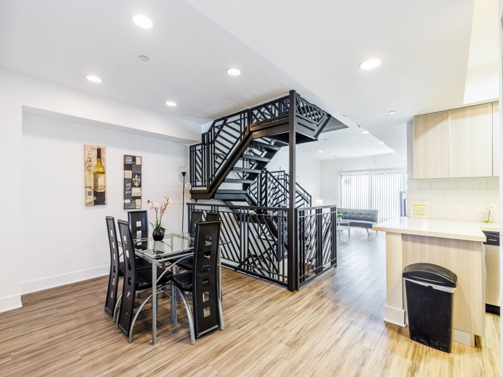 2BR Fully furnished Apartment on Hawthorn Ave Hollywood Vacation Rental in Los Angeles - RedAwning