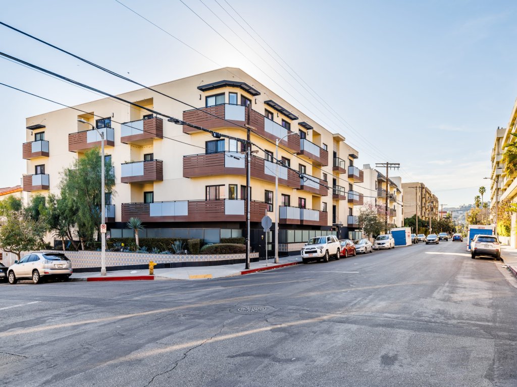 2BR Fully furnished Apartment on Hawthorn Ave Hollywood Vacation Rental in Los Angeles - RedAwning