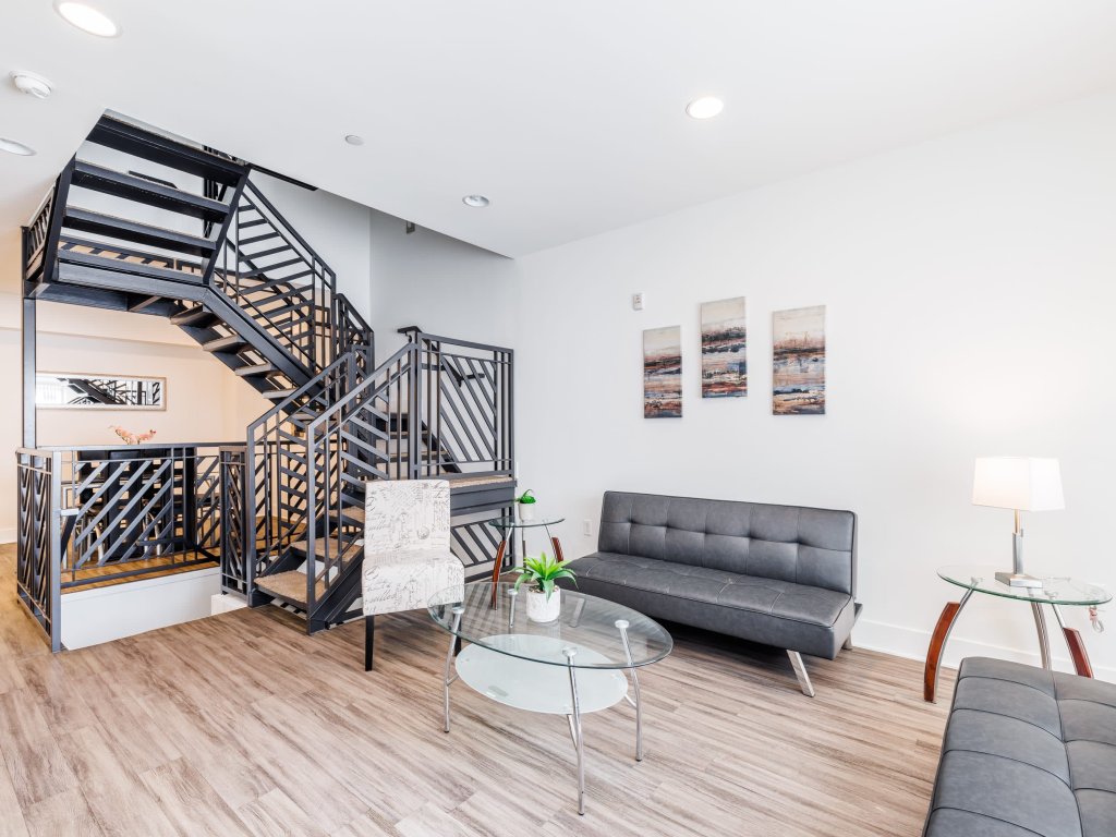 2BR Fully furnished Apartment on Hawthorn Ave Hollywood Vacation Rental in Los Angeles - RedAwning