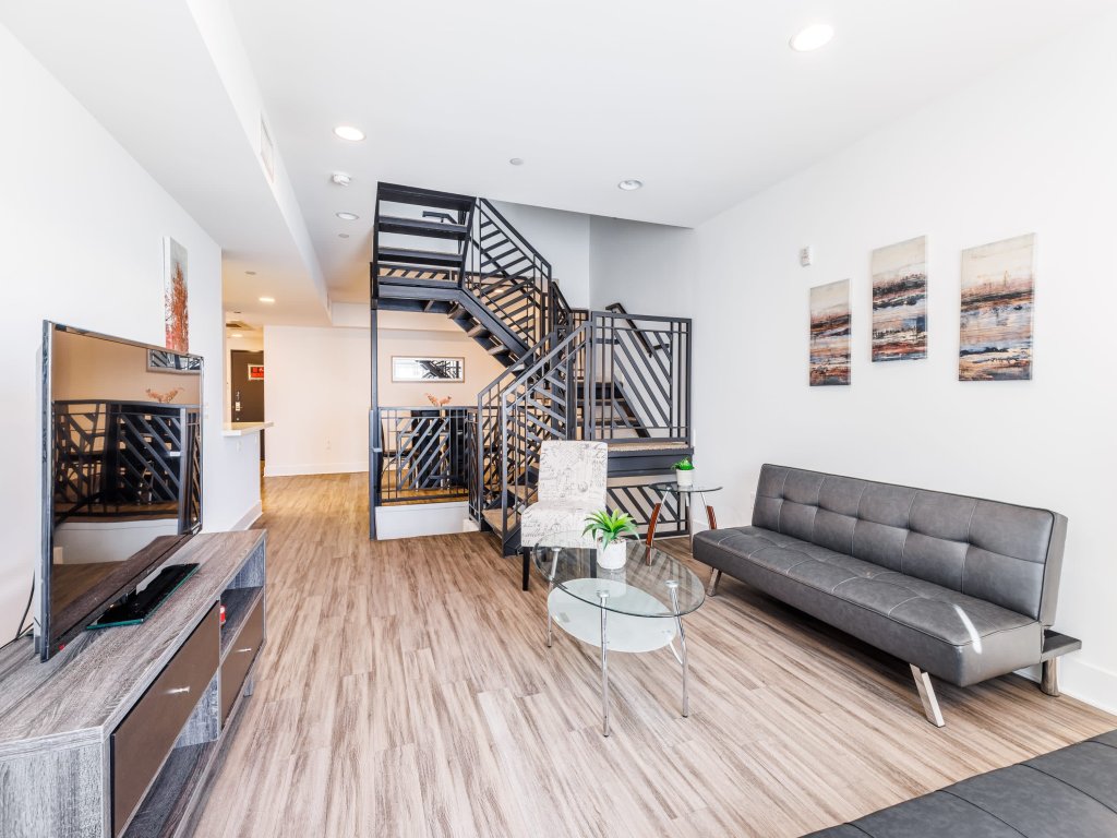 2BR Fully furnished Apartment on Hawthorn Ave Hollywood Vacation Rental in Los Angeles - RedAwning