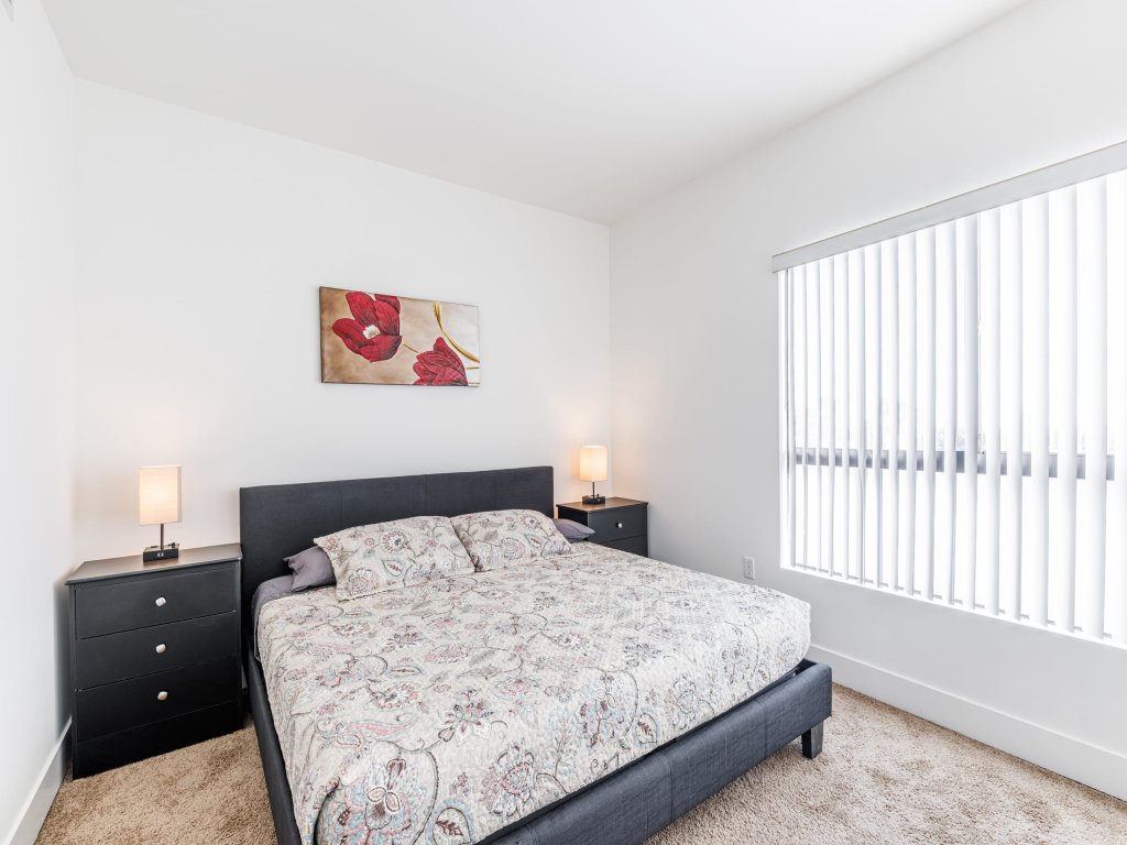 2BR Fully furnished Apartment on Hawthorn Ave Hollywood Vacation Rental in Los Angeles - RedAwning