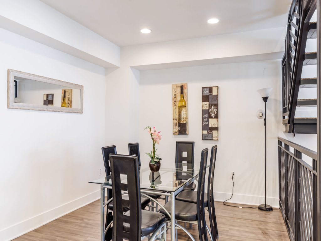 2BR Fully furnished Apartment on Hawthorn Ave Hollywood Vacation Rental in Los Angeles - RedAwning
