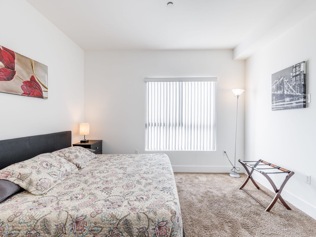 2BR Fully furnished Apartment on Hawthorn Ave Hollywood Vacation Rental in Los Angeles - RedAwning