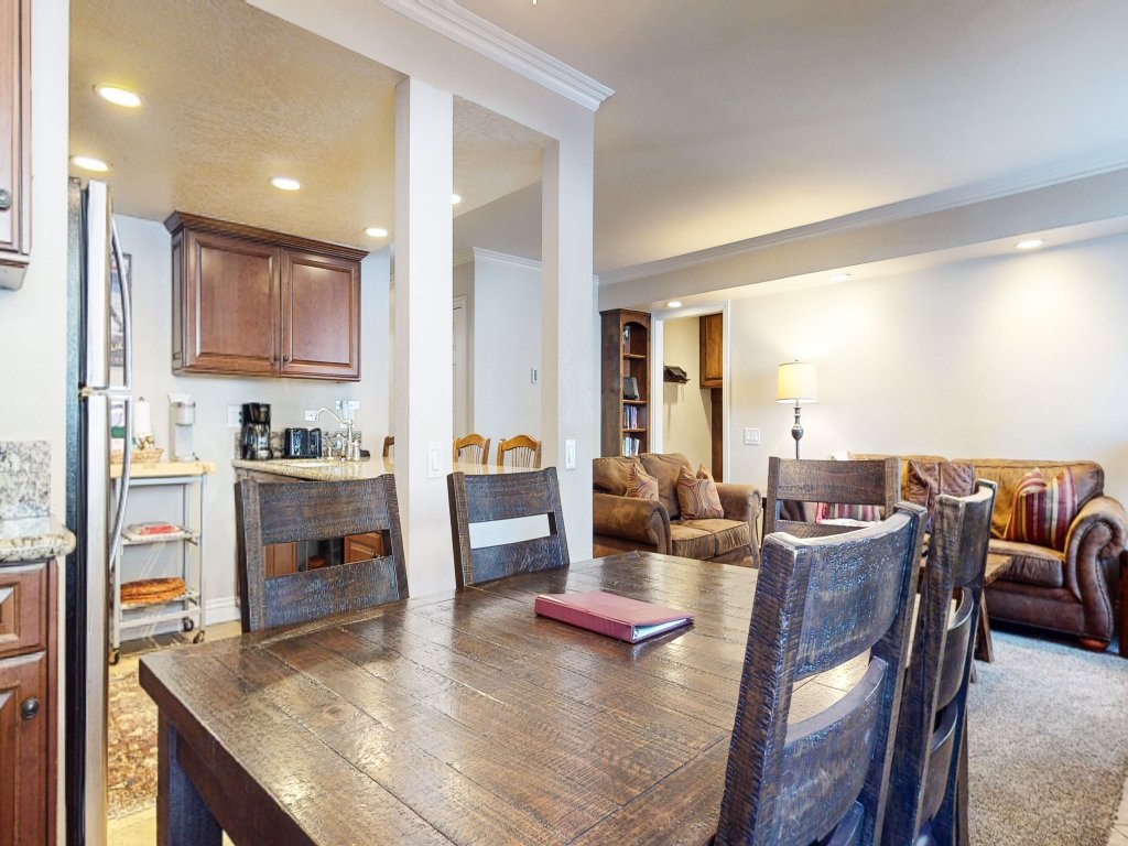 Horizons 4 165 Updated Condo, Walk to Town, On Shuttle Route to Lodges Vacation Rental in Mammoth Lakes - RedAwning