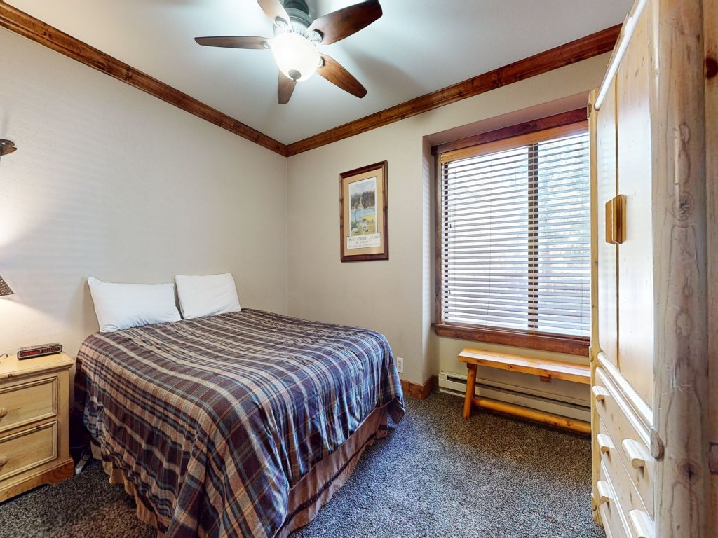Horizons 4 166 Updated Upstairs Unit with Private Washer Dryer, Walk to Town, On Shuttle Route to Lodges Vacation Rental in Mammoth Lakes - RedAwning