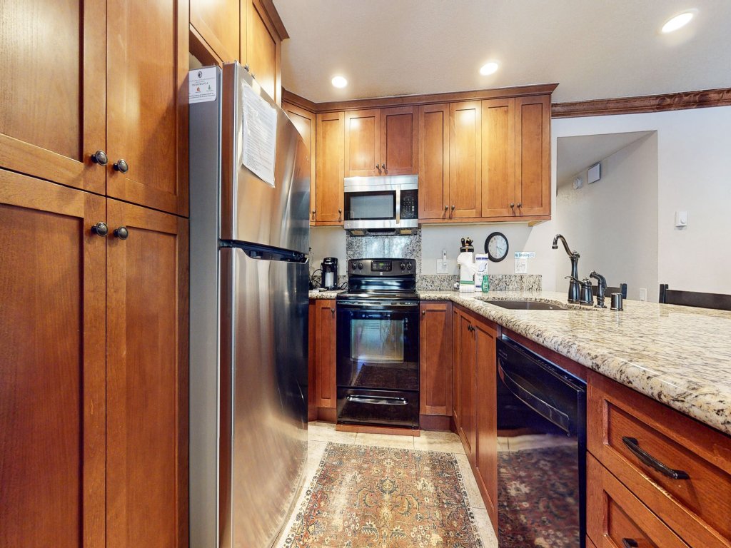 Horizons 4 166 Updated Upstairs Unit with Private Washer Dryer, Walk to Town, On Shuttle Route to Lodges Vacation Rental in Mammoth Lakes - RedAwning