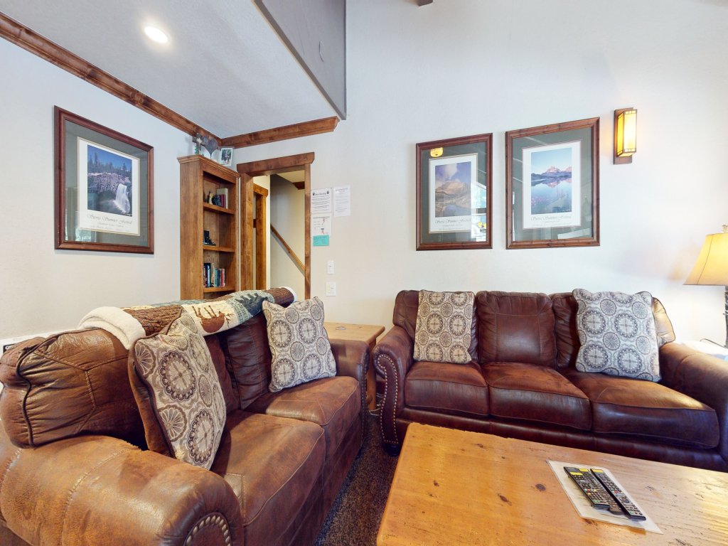 Horizons 4 166 Updated Upstairs Unit with Private Washer Dryer, Walk to Town, On Shuttle Route to Lodges Vacation Rental in Mammoth Lakes - RedAwning