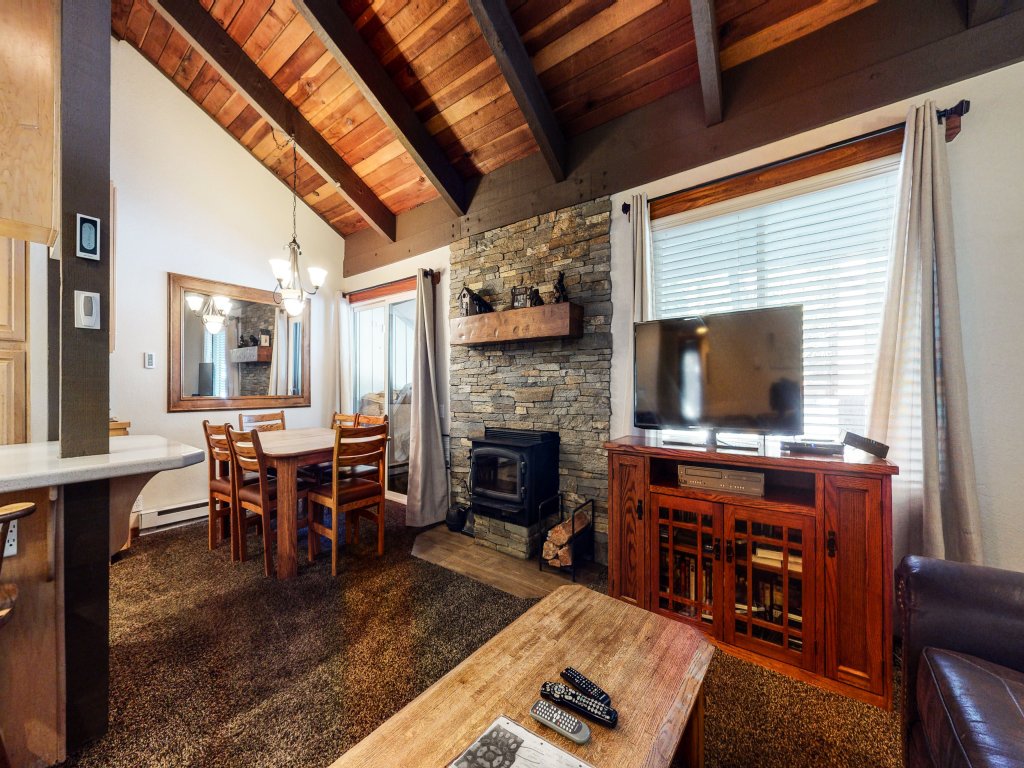 Horizons 4 168 Updated Upstairs Unit with Private Washer Dryer, Walk to Town, On Shuttle Route to Lodges Vacation Rental in Mammoth Lakes - RedAwning