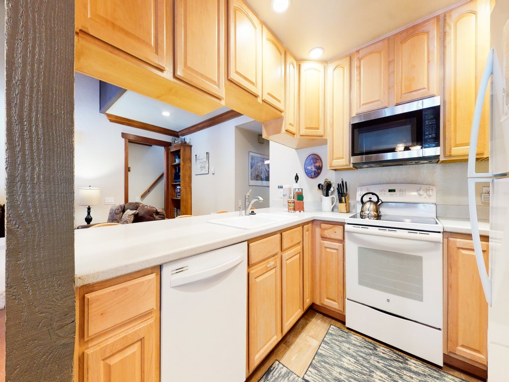 Horizons 4 168 Updated Upstairs Unit with Private Washer Dryer, Walk to Town, On Shuttle Route to Lodges Vacation Rental in Mammoth Lakes - RedAwning
