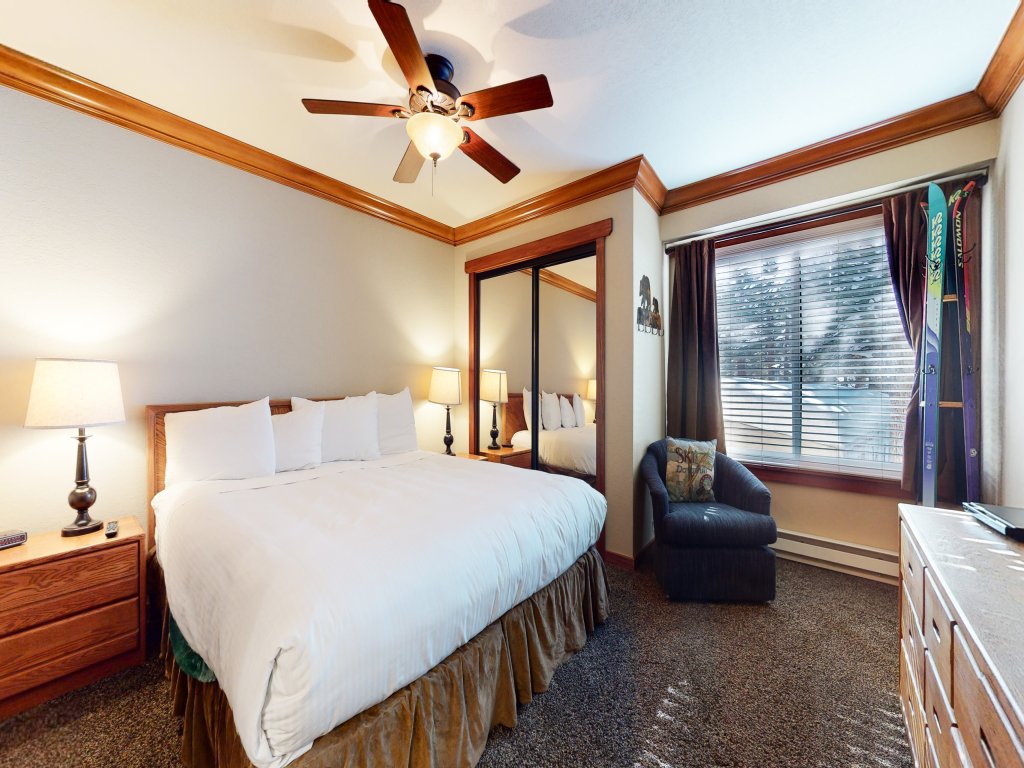 Horizons 4 168 Updated Upstairs Unit with Private Washer Dryer, Walk to Town, On Shuttle Route to Lodges Vacation Rental in Mammoth Lakes - RedAwning