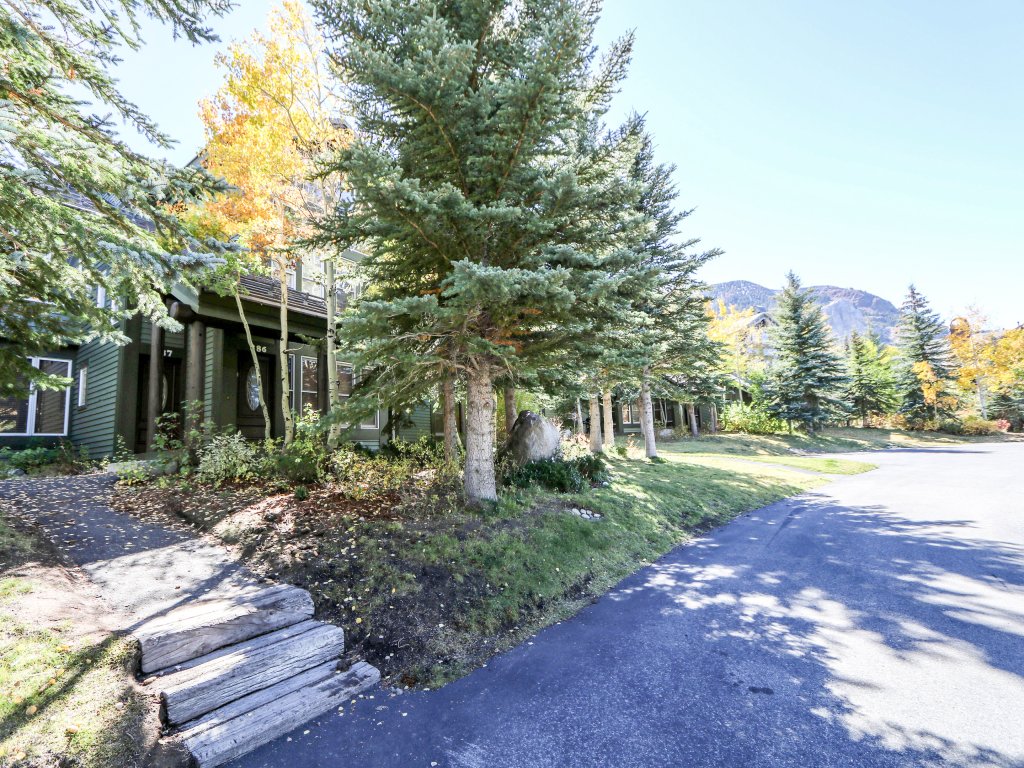 Snowcreek V 887 Spacious and Bright, On the Snowcreek Golf Course Vacation Rental in Mammoth Lakes - RedAwning