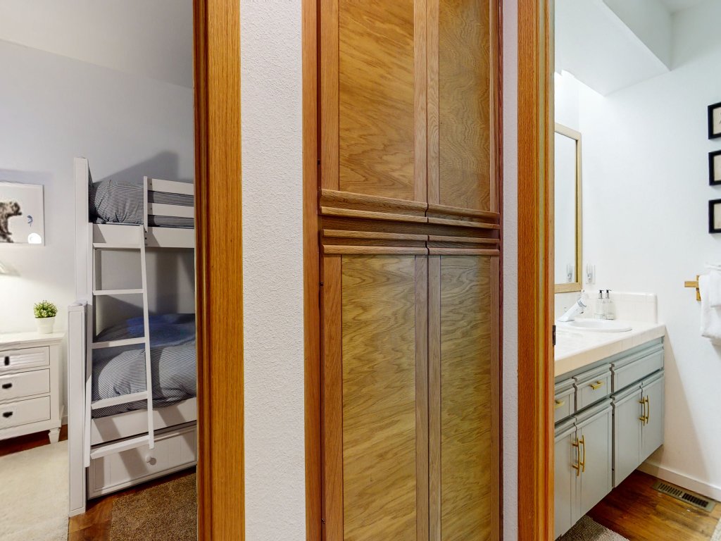 Snowcreek V 887 Spacious and Bright, On the Snowcreek Golf Course Vacation Rental in Mammoth Lakes - RedAwning