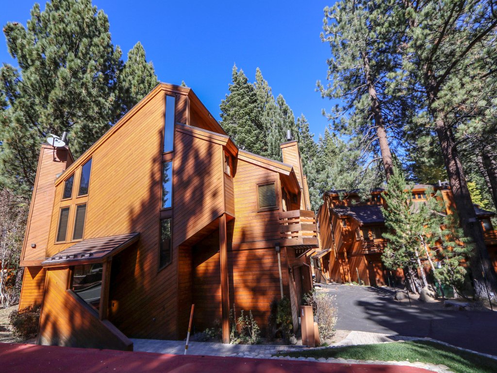 Tennis Village 14 Pet-Friendly, Spacious, Comfortable, Great Complex Amenities Vacation Rental in Mammoth Lakes - RedAwning