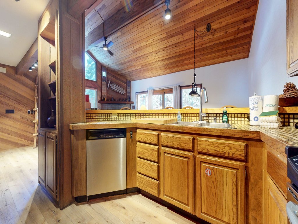 Tennis Village 14 Pet-Friendly, Spacious, Comfortable, Great Complex Amenities Vacation Rental in Mammoth Lakes - RedAwning