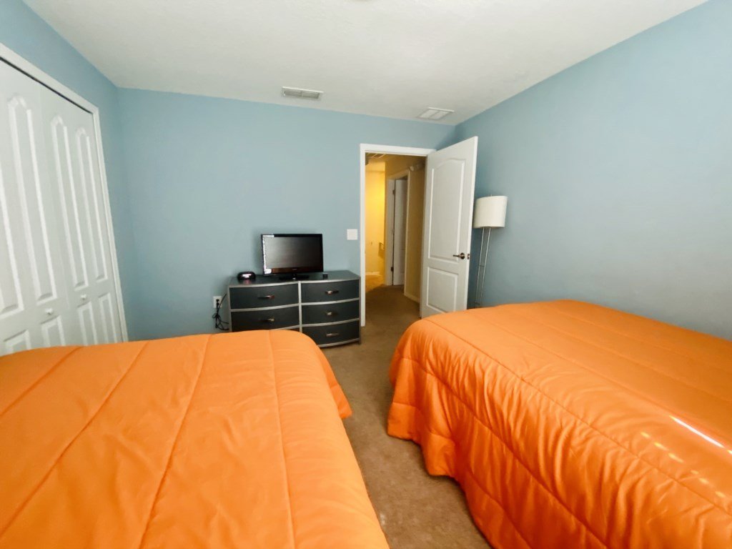 BEAUTIFUL TOWNHOME WITH LAKE VIEW, NEXT TO CLUB HOUSE, BBQ GRILL, 2 MASTER SUITES,BEAUTIFUL DECOR!!! Vacation Rental in Kissimmee - RedAwning