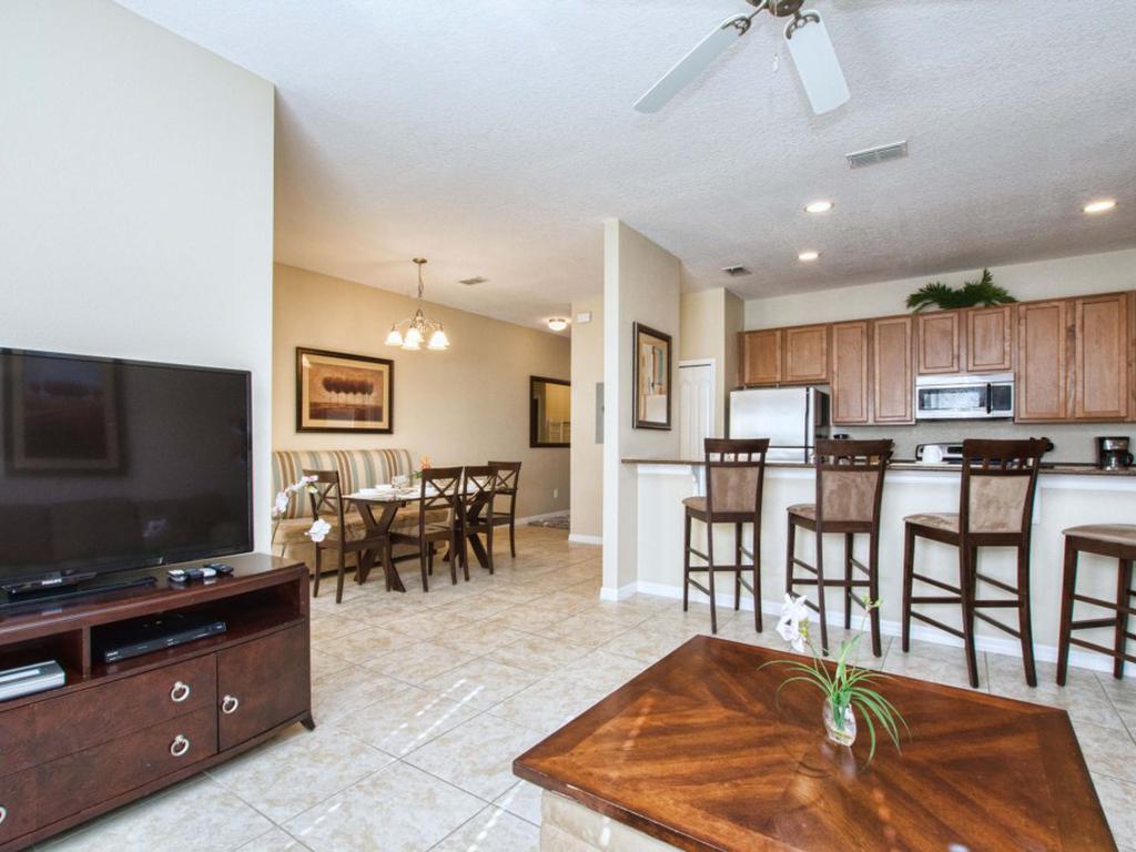 GATED RESORT COMMUNITY, FREE WIFI, SOUTH FACING, PRIVATE SCREENED POOL!!! Vacation Rental in Kissimmee - RedAwning