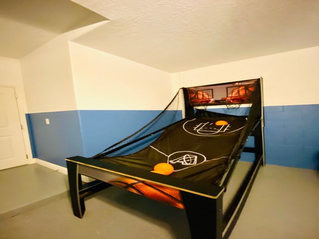GATED RESORT COMMUNITY, GAME ROOM, BBQ, FREE WIFI, 2 MASTER SUITES!!! Vacation Rental in Davenport - RedAwning