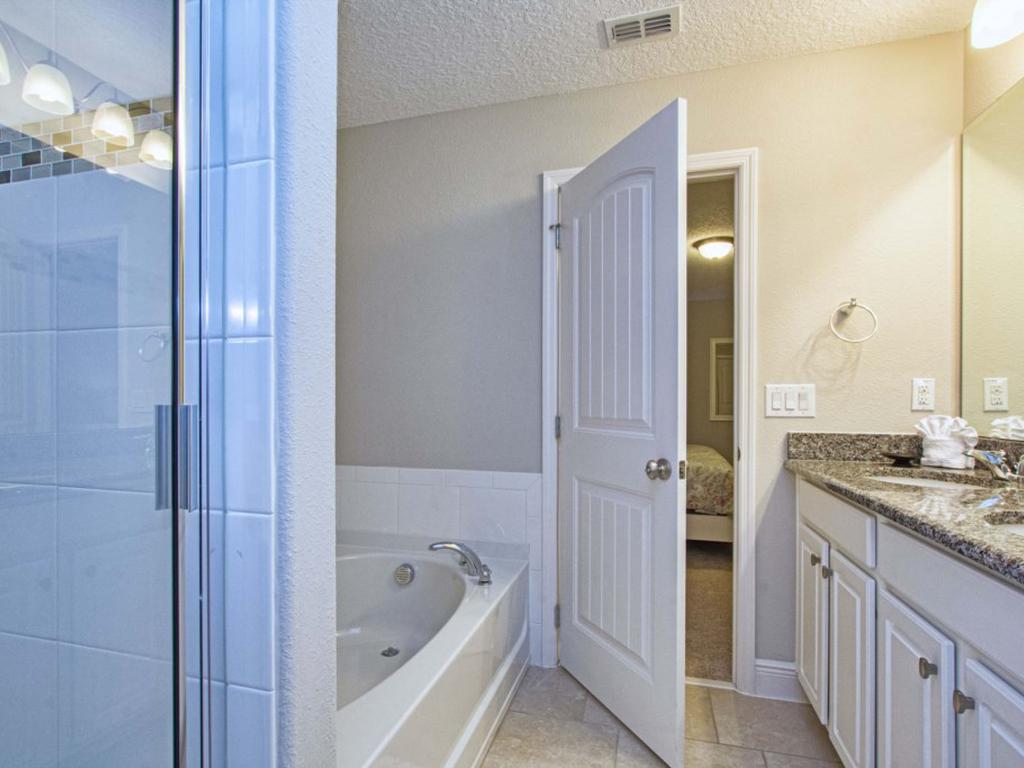 GATED RESORT COMMUNITY, GAME ROOM, BBQ, FREE WIFI, 2 MASTER SUITES!!! Vacation Rental in Davenport - RedAwning