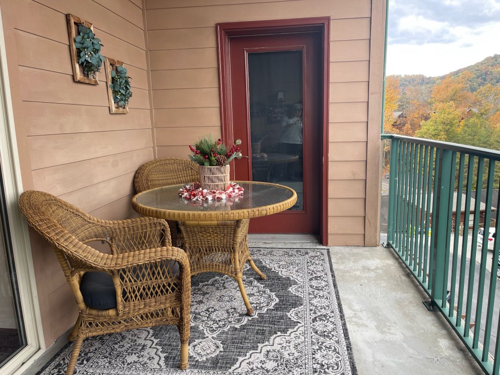 Bearadise Dreams Vacation Rental in Pigeon Forge - RedAwning
