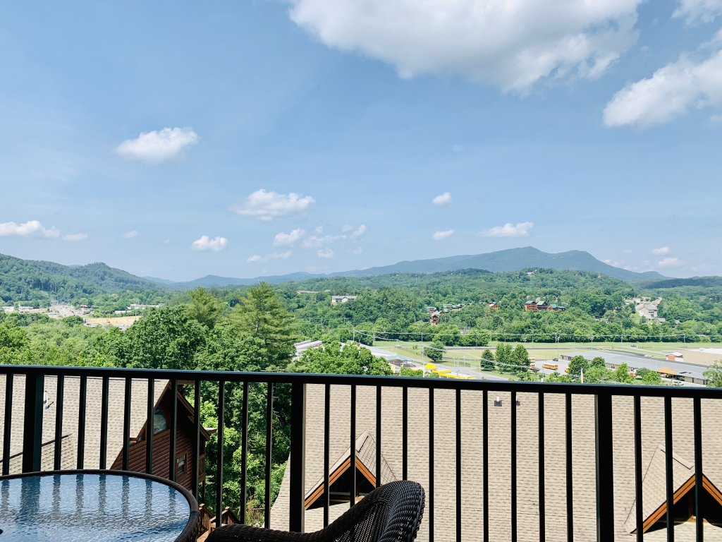Bearadise Dreams Vacation Rental in Pigeon Forge - RedAwning