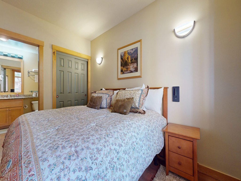 Sunstone 126 5-Star with Great Complex Amenities, Ski-in Ski-out at Eagle Lodge Vacation Rental in Mammoth Lakes - RedAwning