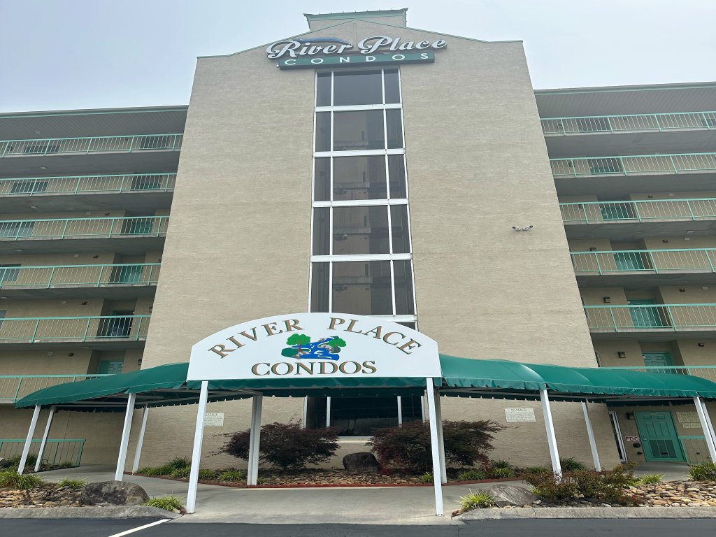 409 Riverside 1-Bedroom Condo Vacation Rental in Pigeon Forge - RedAwning