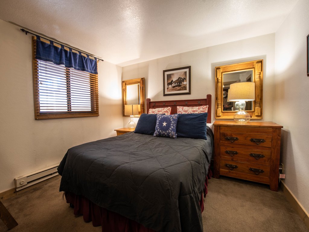 Elegantly Styled Plaza Condo - No Cleaning Fee! Vacation Rental in Crested Butte - RedAwning
