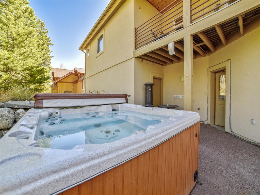 Larson Lane 217 Vacation Rental in Colorado - RedAwning