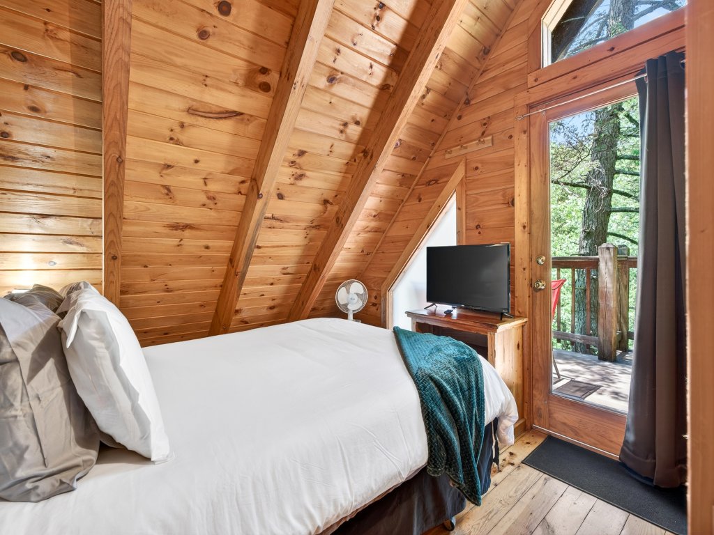 Bearfoot Landing - Rustic 2 Bedroom Cabin with Hot Tub Vacation Rental in Gatlinburg - RedAwning