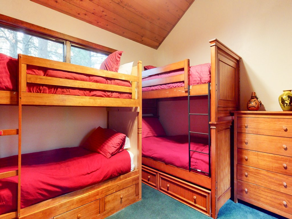 Winterset 12 Centrally Located, Cozy, Washer Dryer Vacation Rental in Mammoth Lakes - RedAwning