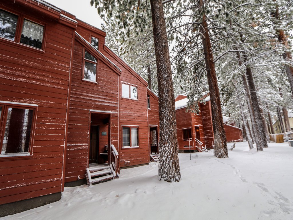 Winterset 12 Centrally Located, Cozy, Washer Dryer Vacation Rental in Mammoth Lakes - RedAwning