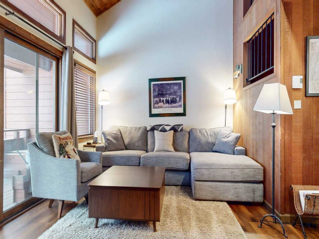 Winterset 12 Centrally Located, Cozy, Washer Dryer Vacation Rental in Mammoth Lakes - RedAwning
