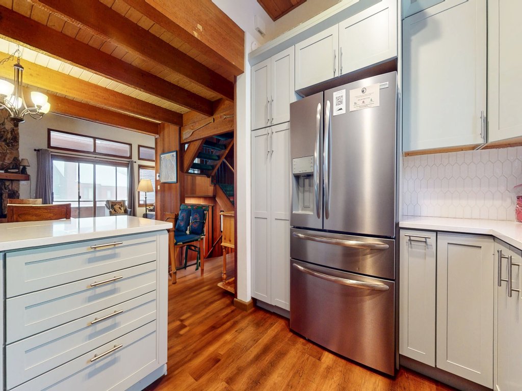Winterset 12 Centrally Located, Cozy, Washer Dryer Vacation Rental in Mammoth Lakes - RedAwning