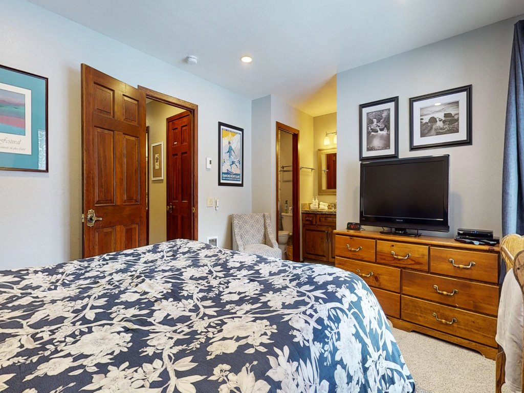 Woodlands 33 Remodeled, Quiet and Cozy, Patio with Private BBQ Vacation Rental in Mammoth Lakes - RedAwning
