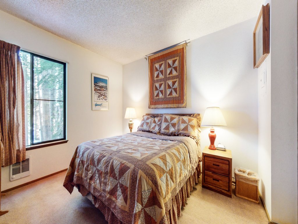 Summit 267 Short Walk to the Slopes at Eagle Lodge with Great Complex Amenities Vacation Rental in Mammoth Lakes - RedAwning