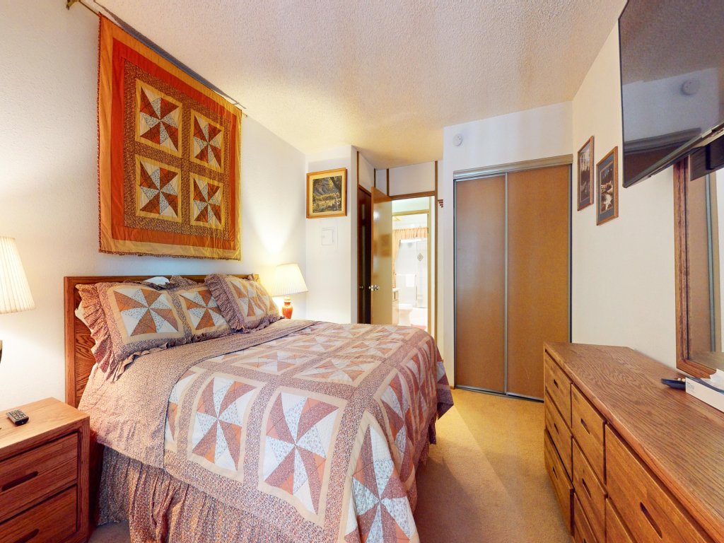 Summit 267 Short Walk to the Slopes at Eagle Lodge with Great Complex Amenities Vacation Rental in Mammoth Lakes - RedAwning