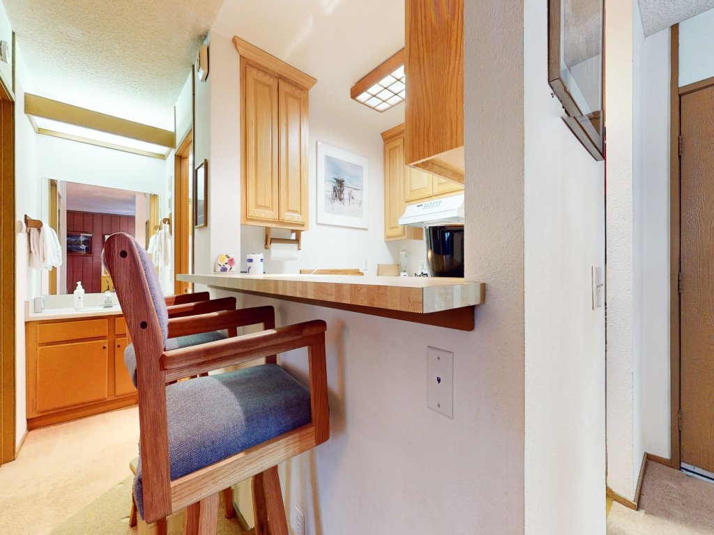 Summit 267 Short Walk to the Slopes at Eagle Lodge with Great Complex Amenities Vacation Rental in Mammoth Lakes - RedAwning