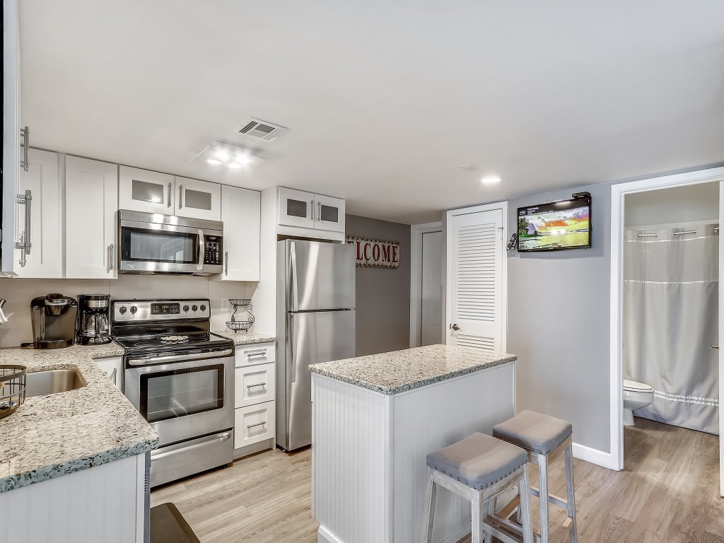 HSR 402 is a Luxury 2 BR - Completely Renovated and stunning in its decor Vacation Rental in Destin - RedAwning